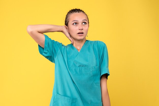 Vista frontal doctora en camisa médica, emoción de salud de virus covid-19 hospital de enfermería de color