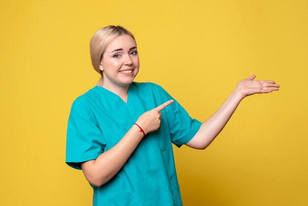 Vista frontal doctora en camisa médica, emociones de médico enfermera covid pandémica