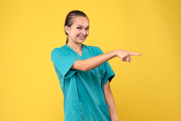 Vista frontal doctora en camisa médica, enfermera de color covid de emoción de salud de médico