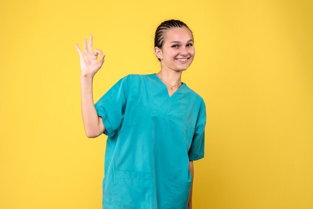 Vista frontal doctora en camisa médica, enfermera de color de virus de hospital de salud covid-19