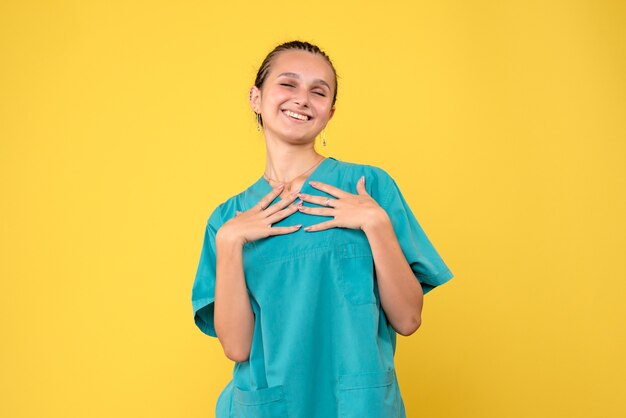 Vista frontal doctora en camisa médica, enfermera de color de virus de salud covid-19