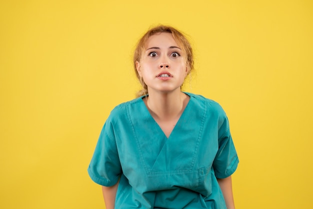 Vista frontal doctora en camisa médica, enfermera covid-19 médico de salud de color