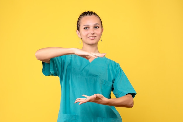 Vista frontal doctora en camisa médica, enfermera covid-19 salud virus color emociones hospital