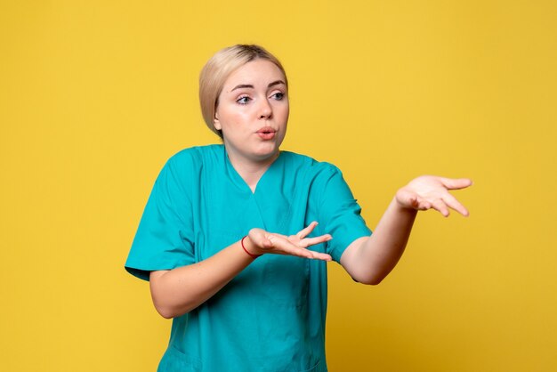 Vista frontal doctora en camisa médica, enfermera de covid pandémica de emoción de médico