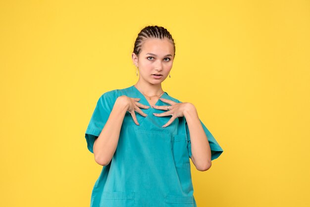 Vista frontal de la doctora en camisa médica, enfermera de la emoción del color del hospital covid médico de salud