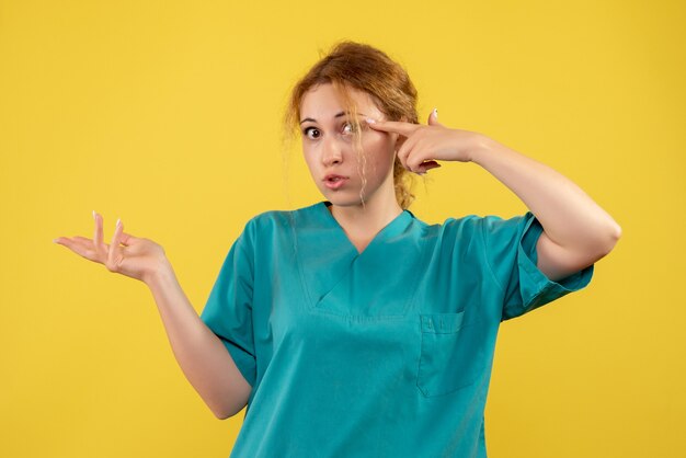 Vista frontal doctora en camisa médica, enfermera de hospital de color covid-19 médico de salud