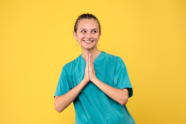 Vista frontal doctora en camisa médica, enfermera hospital de emoción de color de virus covid-19