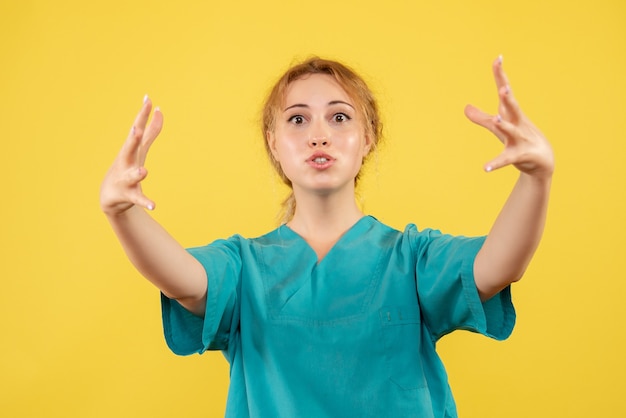 Vista frontal doctora en camisa médica, enfermera médica del hospital covid-19 color de salud