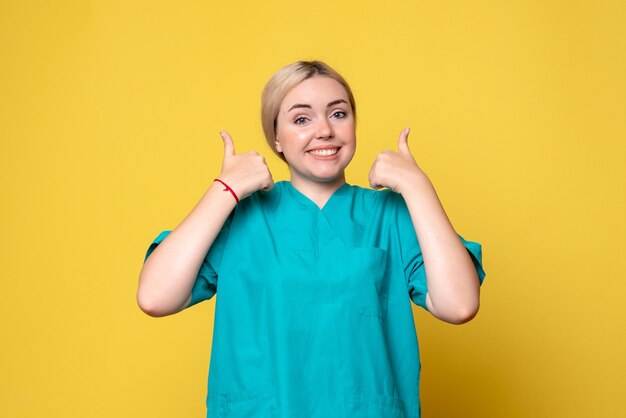 Vista frontal doctora en camisa médica, enfermera médico covid emoción pandemia