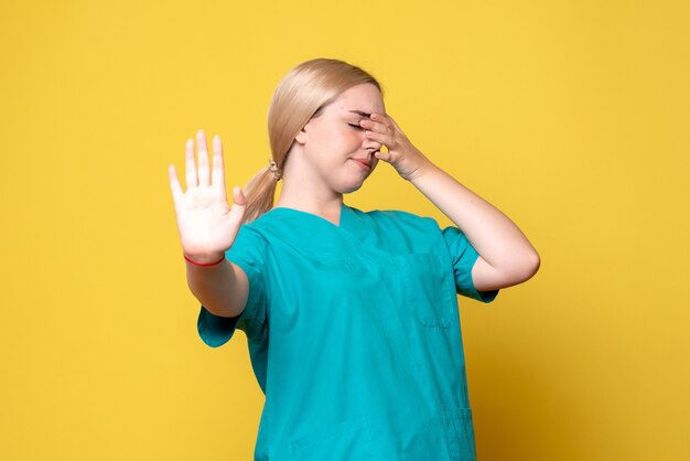 Vista frontal doctora en camisa médica, enfermera médico de emoción covid-19