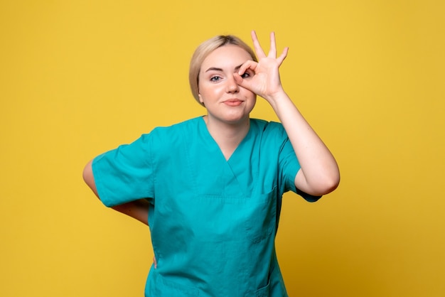 Vista frontal doctora en camisa médica, enfermera médico emoción pandémica covid-19