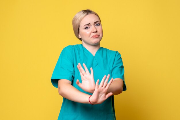 Vista frontal doctora en camisa médica, enfermera de pandemia médico de emoción covid-19