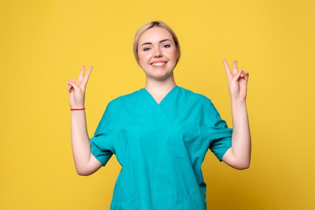 Vista frontal doctora en camisa médica, enfermera pandémica médico emoción covid-19