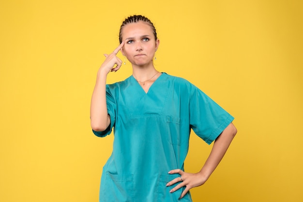 Vista frontal doctora en camisa médica, enfermera de salud de color virus del hospital de emoción covid-19