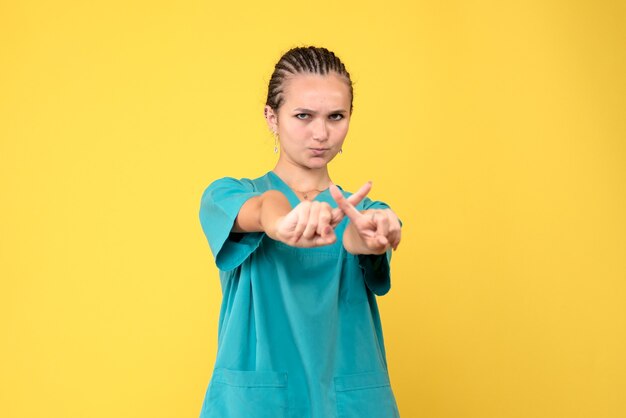 Vista frontal doctora en camisa médica, enfermera de salud de color virus del hospital de emoción covid-19