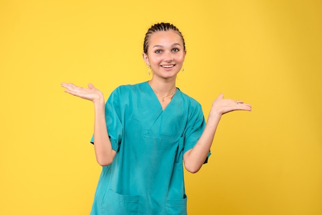 Vista frontal doctora en camisa médica, enfermera de salud covid-19 hospital de virus de emoción de color