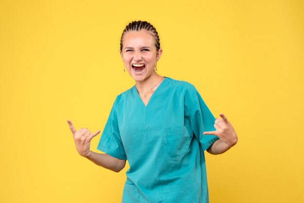 Vista frontal doctora en camisa médica, enfermera de virus del hospital de salud covid-19