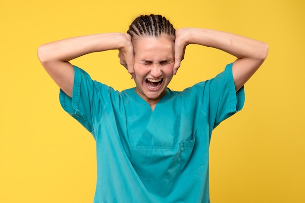 Vista frontal doctora en camisa médica gritando, emoción de salud de virus covid-19 hospital de color