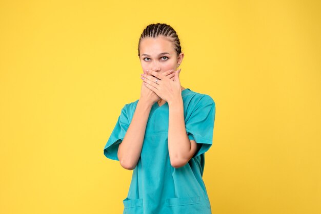 Vista frontal doctora en camisa médica, hospital de color de virus covid-19 de enfermera de salud de emoción