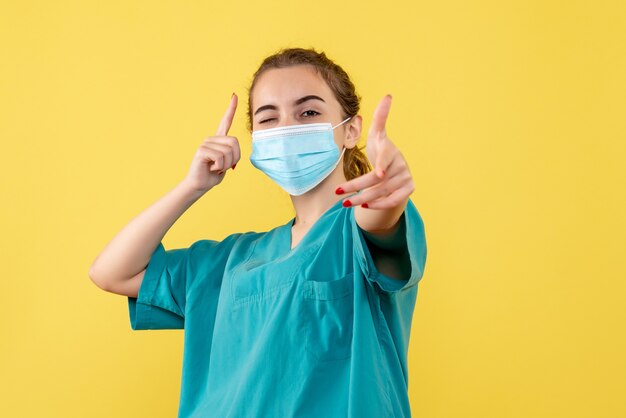 Vista frontal doctora en camisa médica y máscara estéril, enfermedad coronavirus uniforme virus covid-19 salud