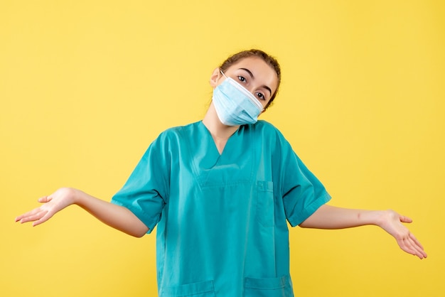 Vista frontal doctora en camisa médica y máscara estéril, enfermedad coronavirus uniforme virus covid pandemia salud