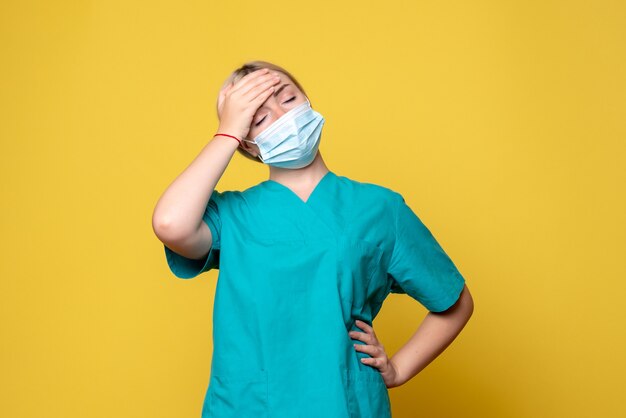 Vista frontal doctora en camisa médica y máscara estéril, enfermera del hospital médico covid-19 de salud