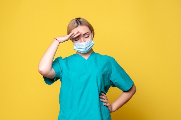 Vista frontal doctora en camisa médica y máscara estéril, enfermera del hospital médico de la pandemia covid-19 de salud