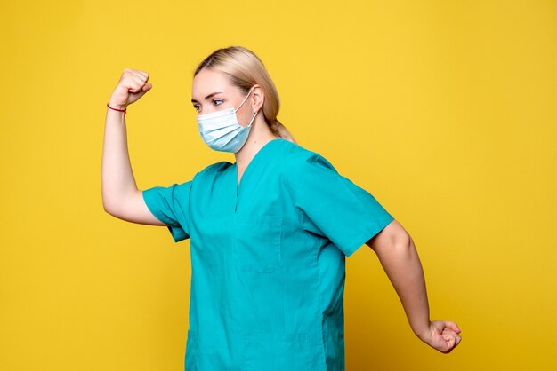 Vista frontal doctora en camisa médica y máscara estéril, enfermera del hospital médico de la pandemia de covid de salud