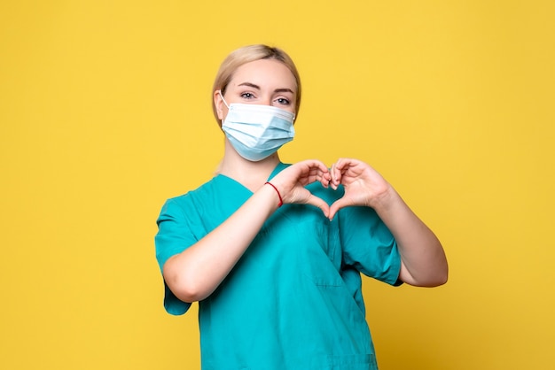 Vista frontal doctora en camisa médica y máscara estéril, enfermera del hospital médico de la pandemia de covid de salud