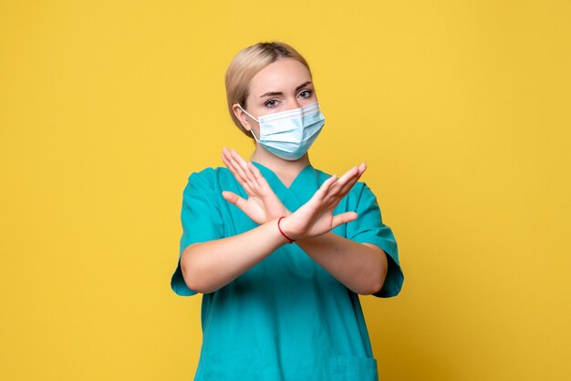 Vista frontal de la doctora en camisa médica y máscara estéril, enfermera del hospital médico de la pandemia de salud