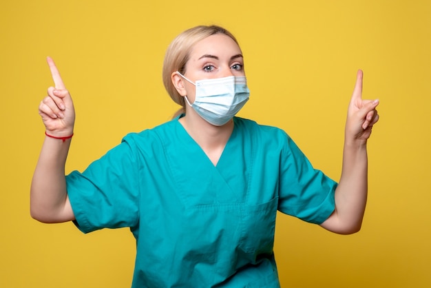 Vista frontal de la doctora en camisa médica y máscara estéril, enfermera de salud de la pandemia del médico del hospital covid