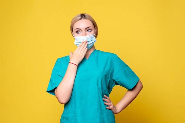 Vista frontal doctora en camisa médica y máscara estéril, pandemia de covid-19 de salud de enfermera de hospital