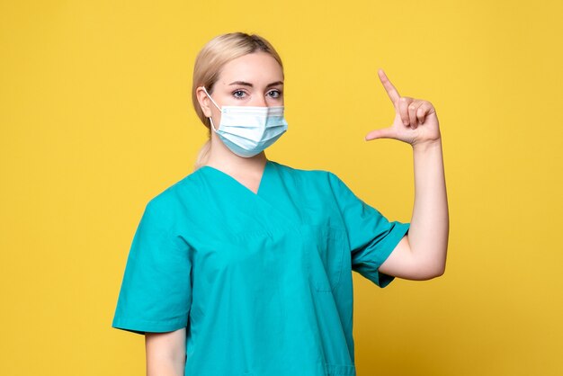 Vista frontal doctora en camisa médica y máscara estéril, pandemia de covid de salud de enfermera de hospital