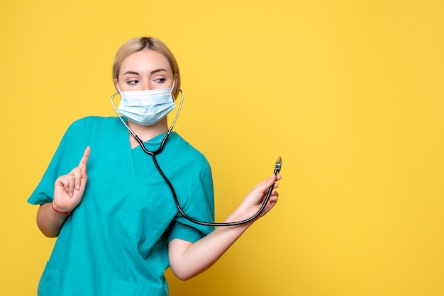 Vista frontal doctora en camisa médica y máscara con estetoscopio, enfermera médico pandemia de salud hospitalaria covid-19