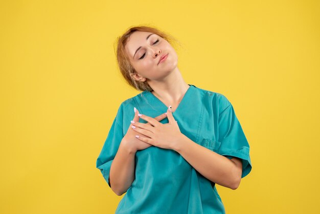 Vista frontal de la doctora en camisa médica, médico covid enfermera color salud