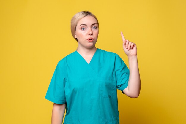 Vista frontal doctora en camisa médica, médico emoción covid-19 enfermera pandemia