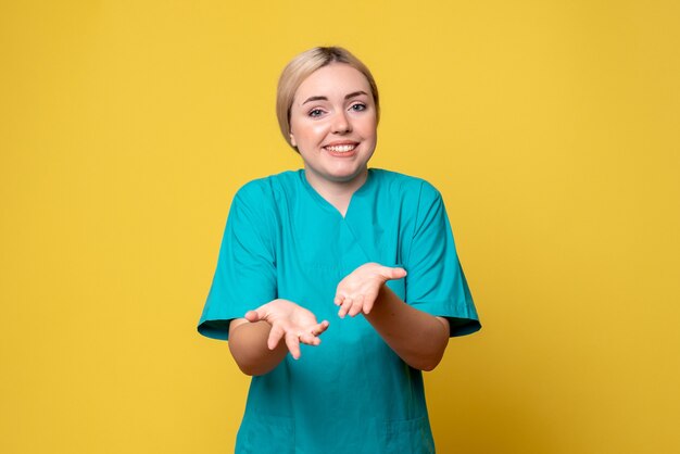 Vista frontal doctora en camisa médica, médico emoción covid-19 enfermera pandemia