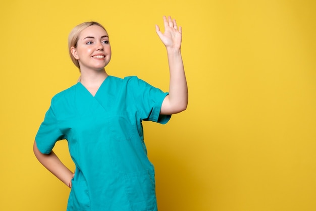 Vista frontal doctora en camisa médica, médico emoción enfermera hospital covid pandemia