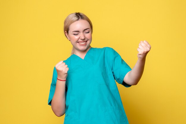 Vista frontal de la doctora en camisa médica, médico del hospital covid-19 pandemia enfermera emoción