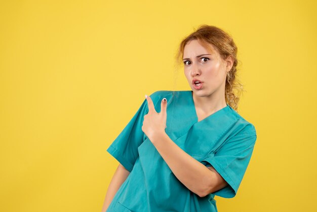 Vista frontal doctora en camisa médica, médico del hospital enfermera covid color salud