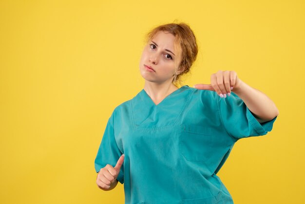 Vista frontal doctora en camisa médica, médico de salud covid-19 de color