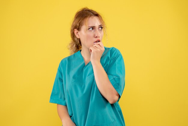 Vista frontal doctora en camisa médica, médico de salud covid-19 hospital color