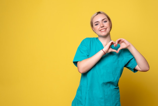 Foto gratuita vista frontal doctora en camisa médica, pandemia de emoción médica covid-19