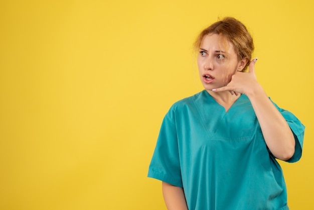 Vista frontal doctora en camisa médica posando, enfermera de hospital de color médico de salud covid