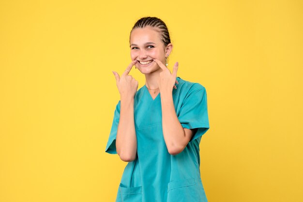 Vista frontal doctora en camisa médica, salud emoción enfermera covid-19 virus color hospital