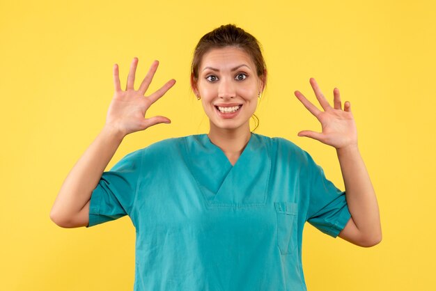 Foto gratuita vista frontal doctora en camisa médica sobre fondo amarillo