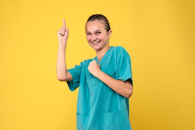 Vista frontal doctora en camisa médica sonriendo, médico salud emoción covid color enfermera hospital