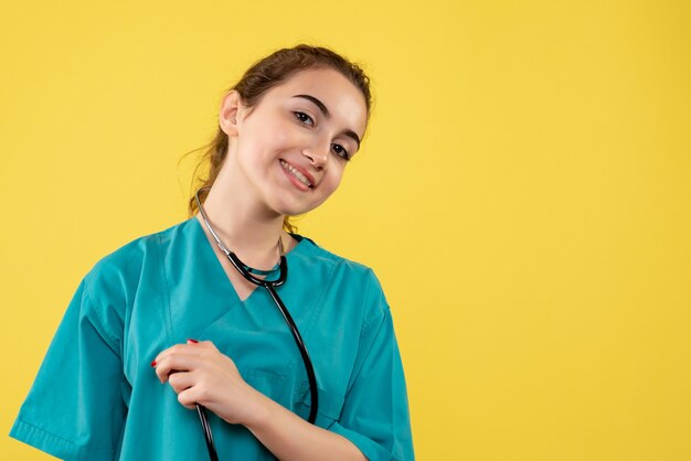 Vista frontal doctora en camisa médica, virus color uniforme emociones covid-19 salud