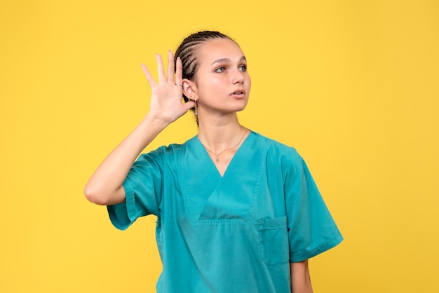 Foto gratuita vista frontal doctora en camisa médica, virus de salud covid-19 de enfermera de hospital de color