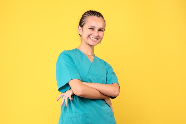 Vista frontal doctora en camisa médica, virus de salud covid-19 de hospital de color de enfermera